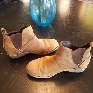 Teva light brown short boot